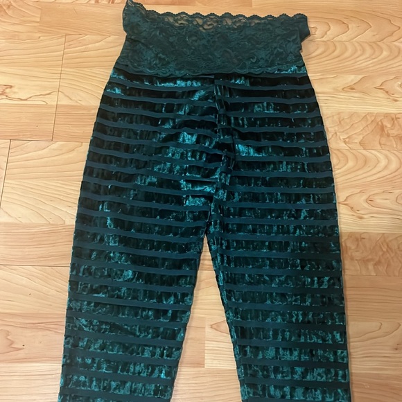 ‼️NWT‼️Cute Booty Lounge Green Velvet Scrunch Booty Leggings Medium - Picture 2 of 5
